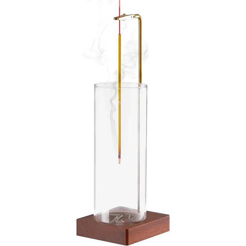 Porte encens en forme de tube avec support en bois sur fond blanc