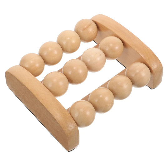 Rouleau de massage pour pieds en bois avec boules sur fond blanc