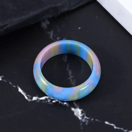 Bague lisse et mulitcolore en opale sur fond noir