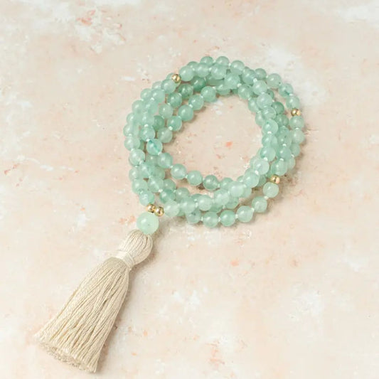 Bracelet à pampille avec perles d'aventurine sur fond beige