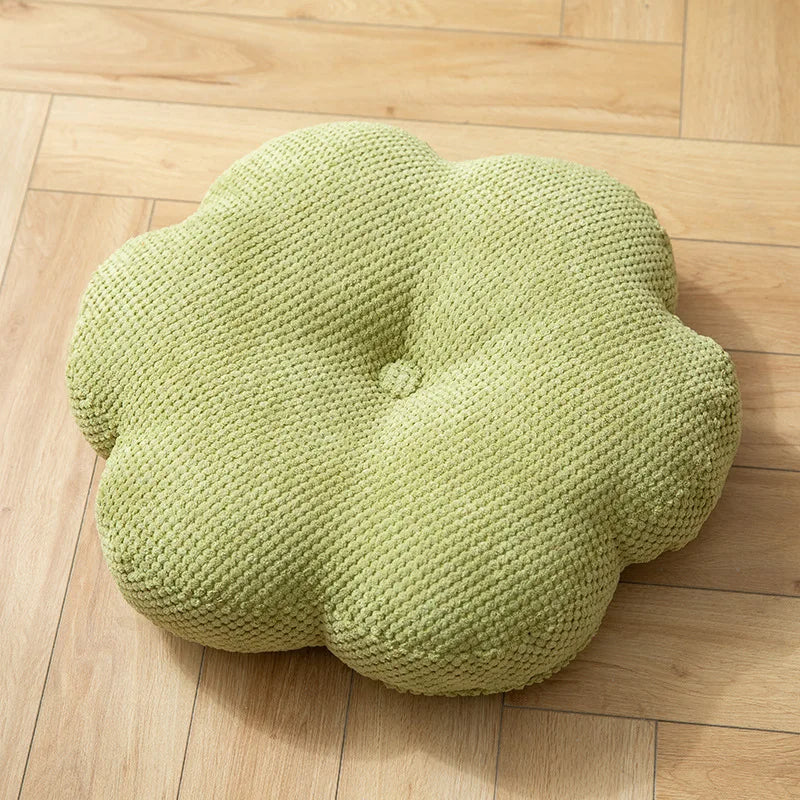 Coussin méditation en forme de fleur sur sol en bois