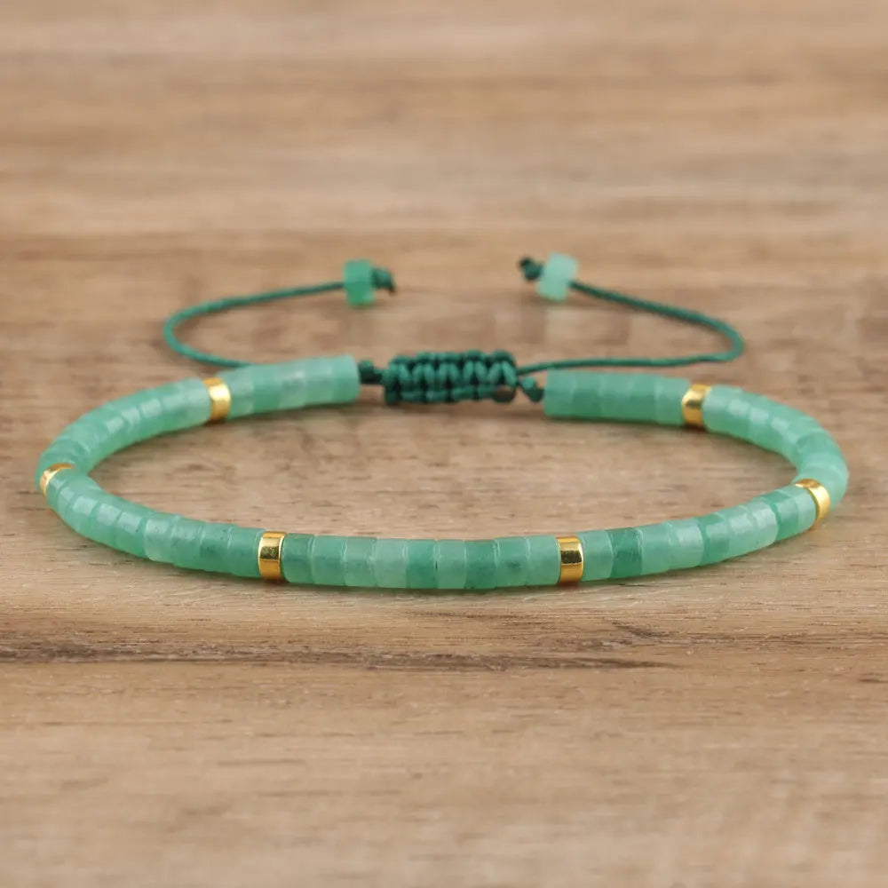 Bracelet ajustable en cuivre et aventurine sur fond marron