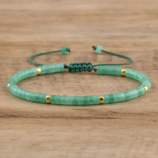 Bracelet ajustable en cuivre et aventurine sur fond marron