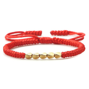 Bracelet porte bonheur rouge tressé à la main avec perles de cuivre