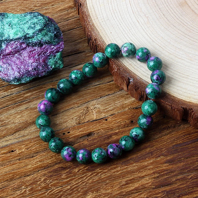 Bracelet avec perles d'épidote sur fond marron