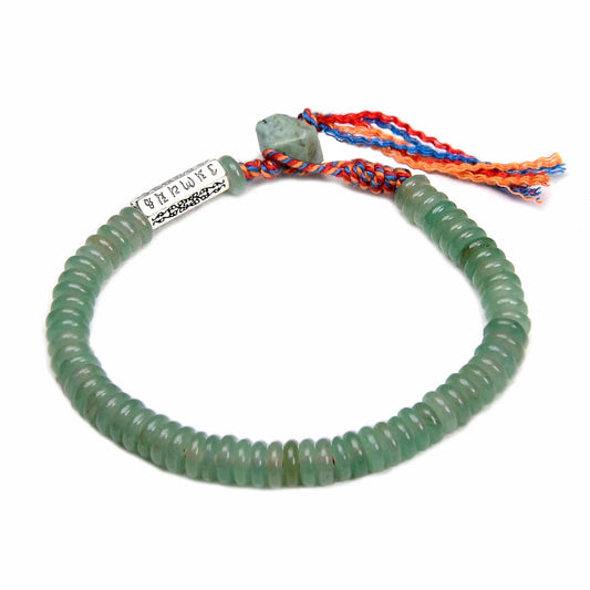 Bracelet tibétain en aventurine sur fond blanc