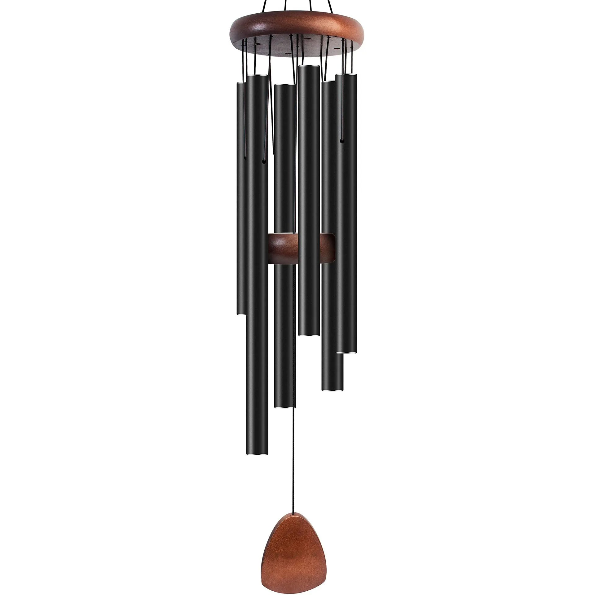 Carillon à vent noir à 6 tubes sur fond blanc