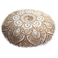 Coussin méditation bohème avec mandalas sur fond blanc