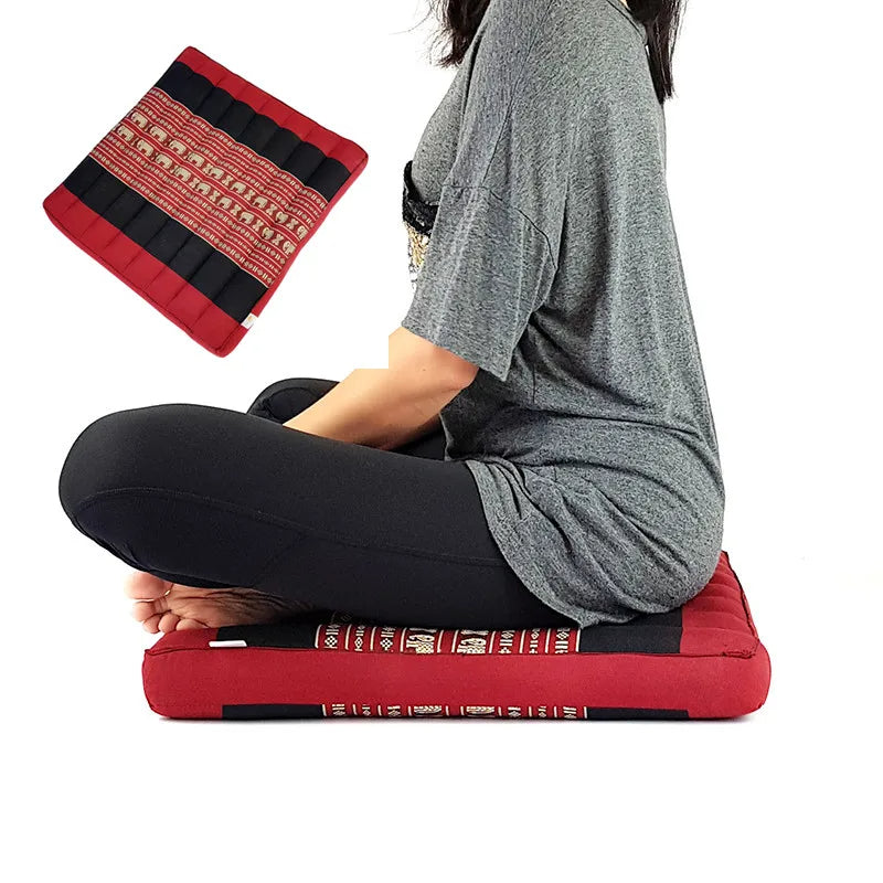 Coussin méditation rouge et carré à motifs ethniques