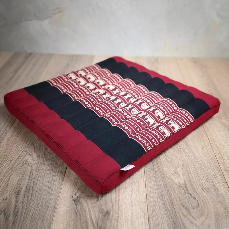 Coussin méditation rouge et carré à motifs ethniques
