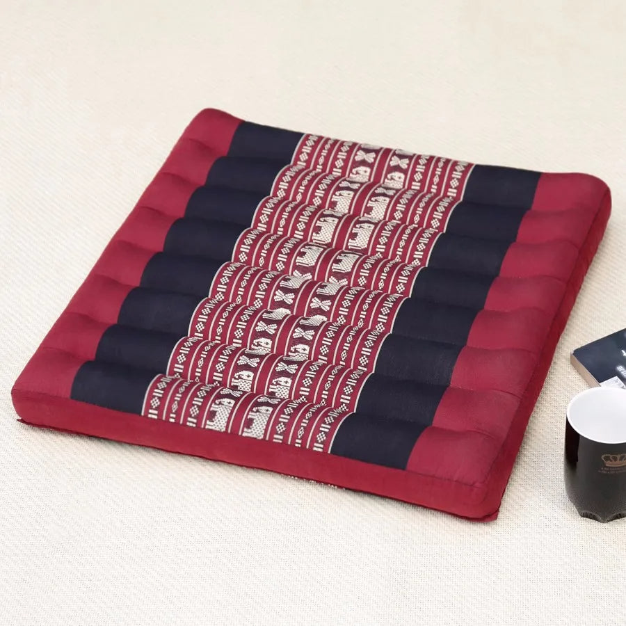 Coussin méditation rouge et carré à motifs ethniques sur fond beige