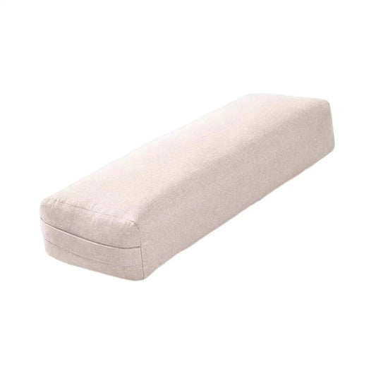 Bolster yoga beige et rectangulaire sur fond blanc