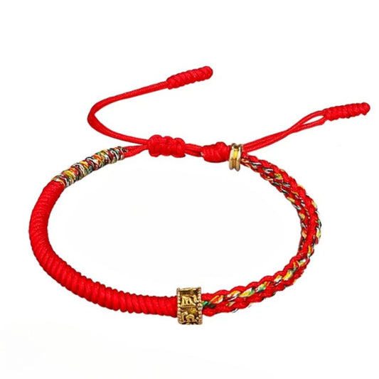 Bracelet rouge de style tibétain sur fond blanc