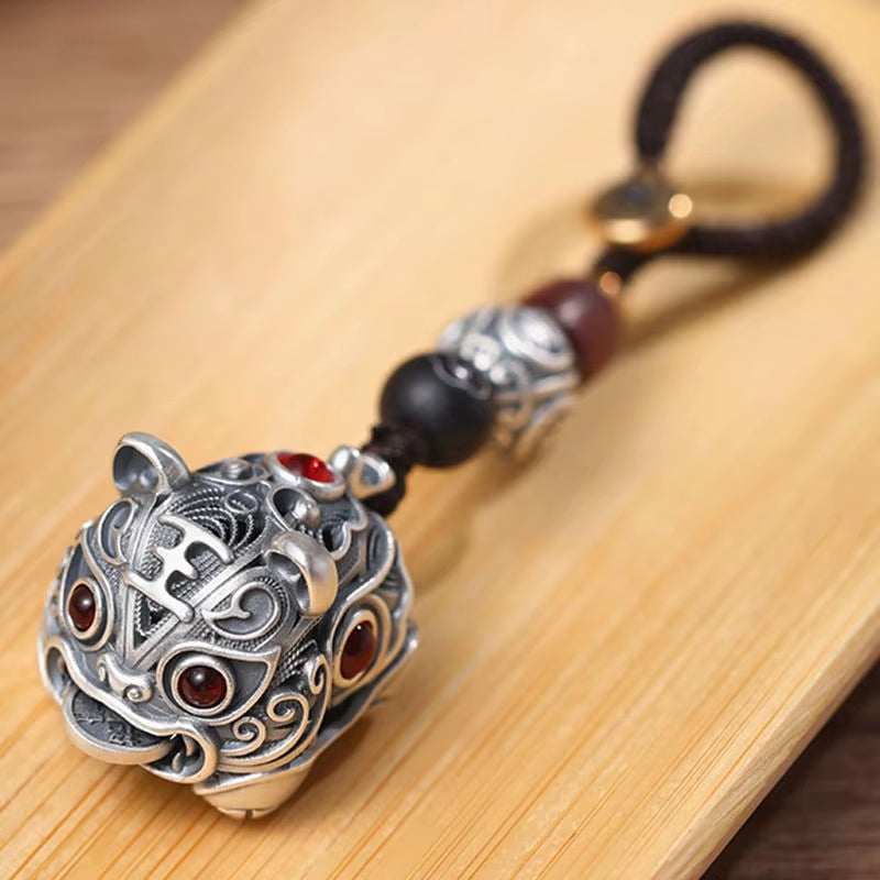 Pendentif Tigre Porte Bonheur sur du bois