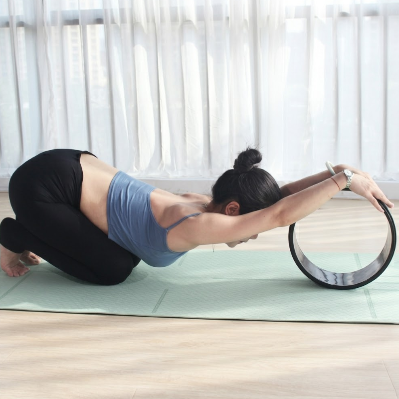 Roue de yoga noire, ancrage et ouverture – vue 7