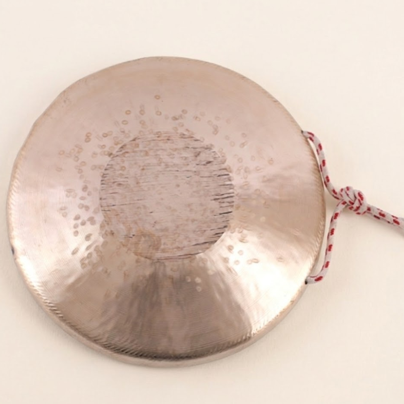 Gong tibétain en métal martelé, mailloche incluse – vue 3