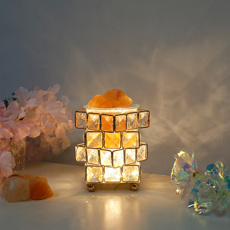 Lampe de sel et cristal, lueur cocooning Image