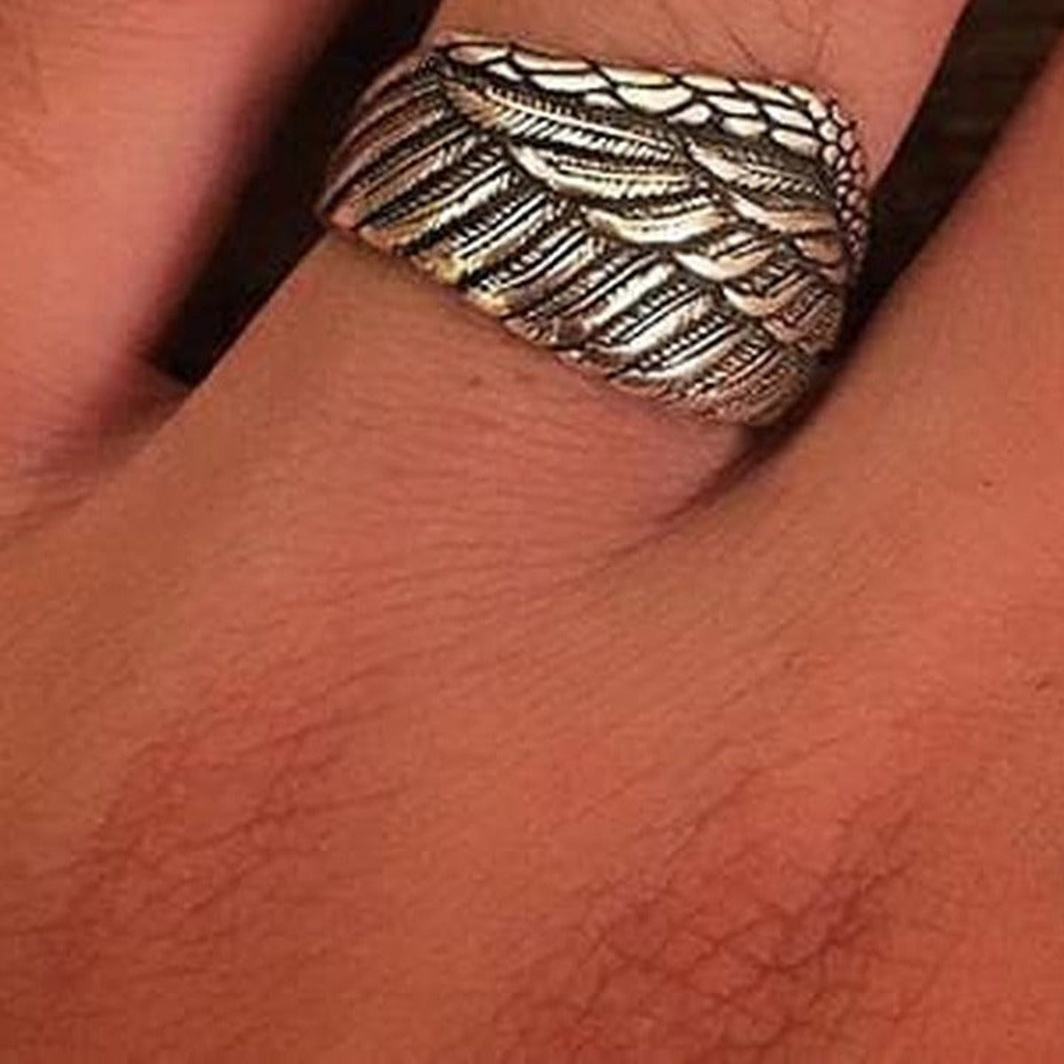 Bague Aile d'Ange en Acier Argenté - portée au doigt