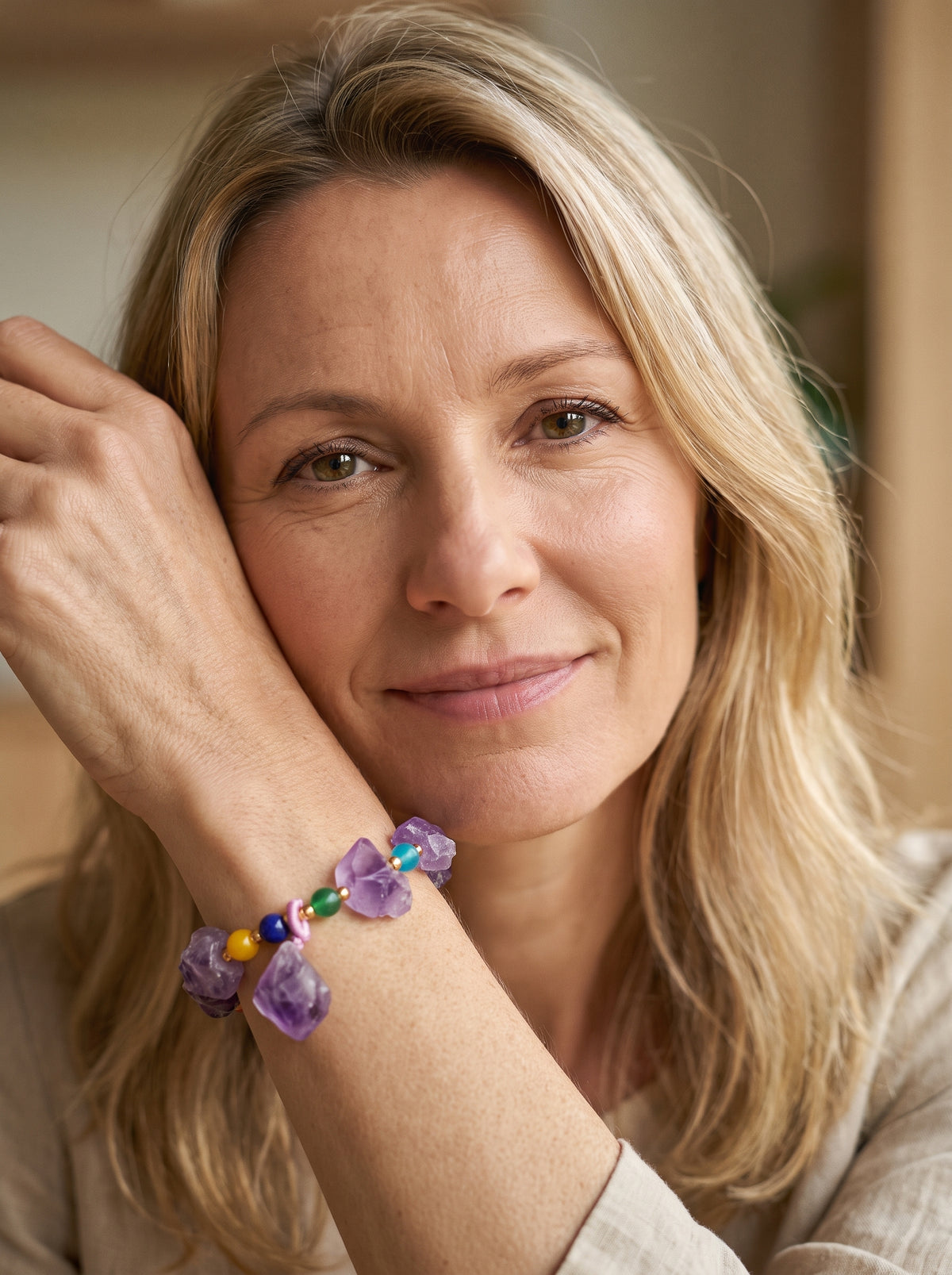 Femme souriante portant le bracelet en amethyste naturelle, modele Le Temple Yogi