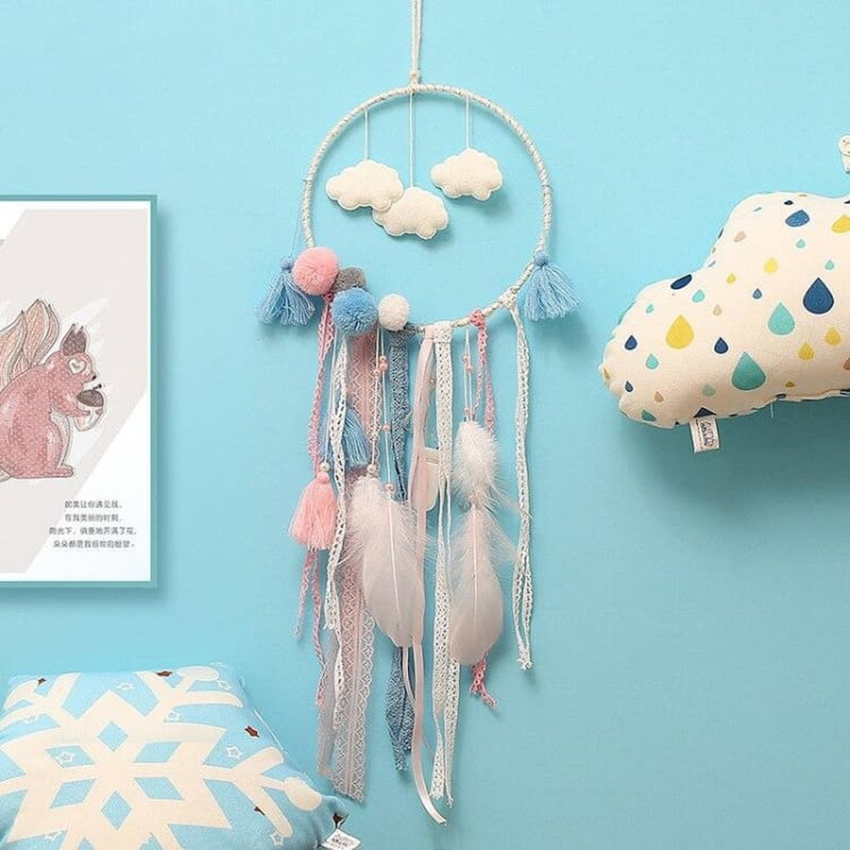 Attrape-rêves enfant monté sur un mur avec trois nuages et pompons