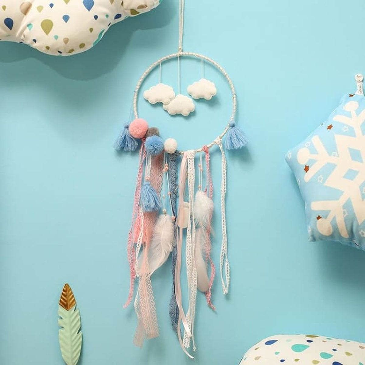 Attrape-rêves enfant déjà monté dans une chambre aux tons pastel