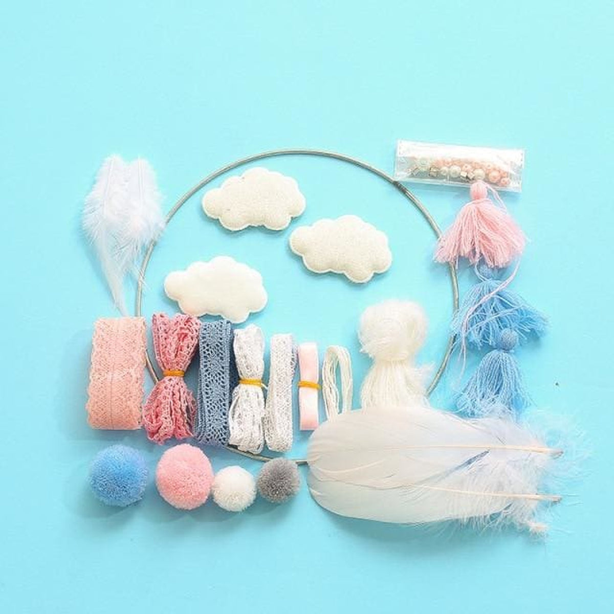 Kit attrape-rêves enfant avec cerceau, nuages, pompons et plumes