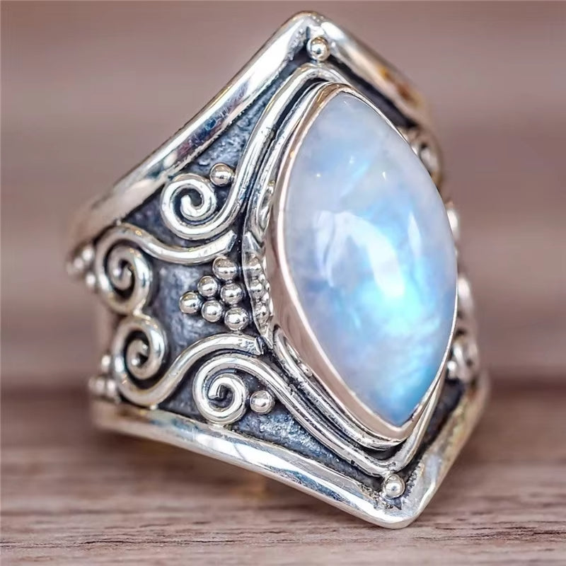 Bague Pierre Naturelle Goutte d’Eau sur fond marron Image
