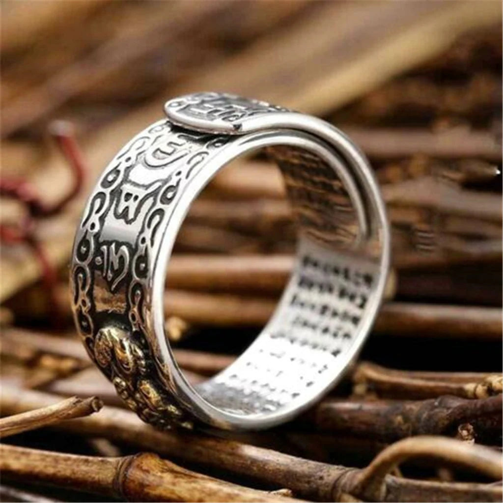 Bague Pixiu Réglable sur du bois