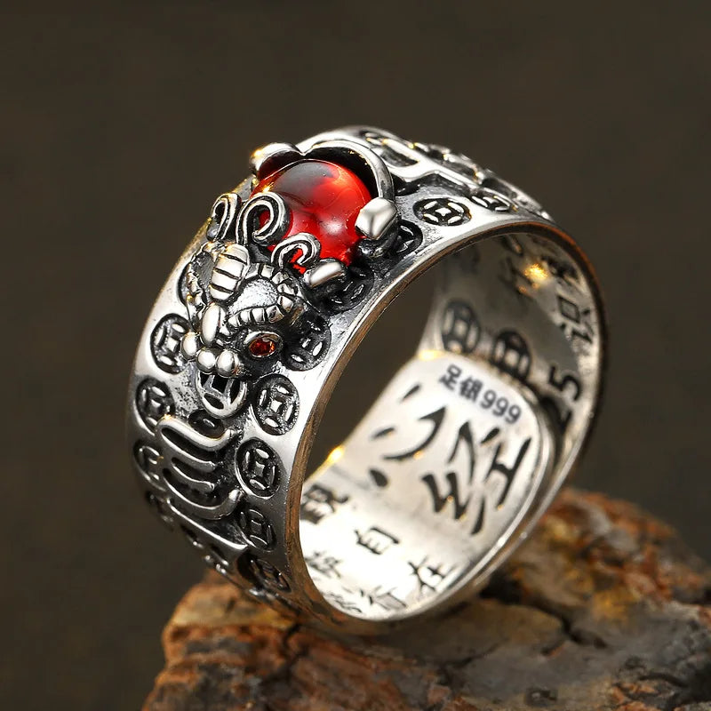 Bague Pixiu Vintage avec Pierre Sertie sur fond gris Image