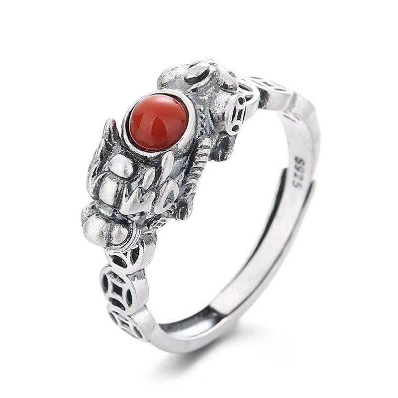 Bague Pixiu Vintage avec Zircon sur fond blanc