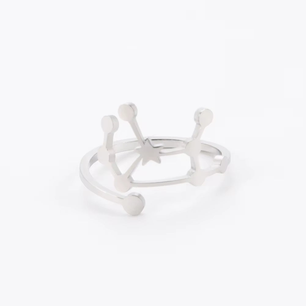 Bague Signe Astrologique - Moderne et Ouverte sur fond blanc