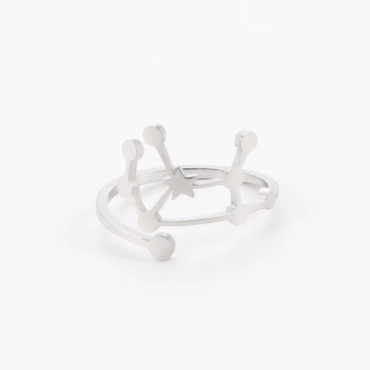 Bague Signe Astrologique - Moderne et Ouverte sur fond blanc