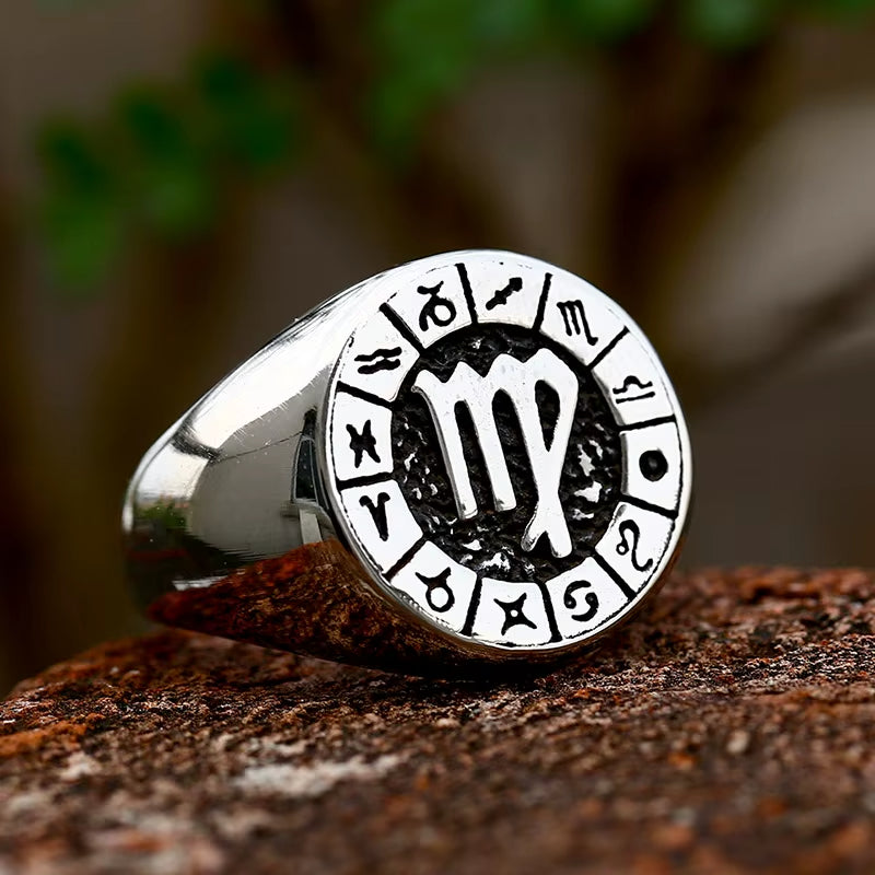 Bague Signe Astrologique Polie Style Vintage posée sur une pierre