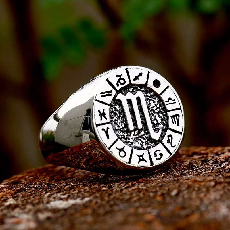 Bague Signe Astrologique - Vintage et Polie sur fond marron