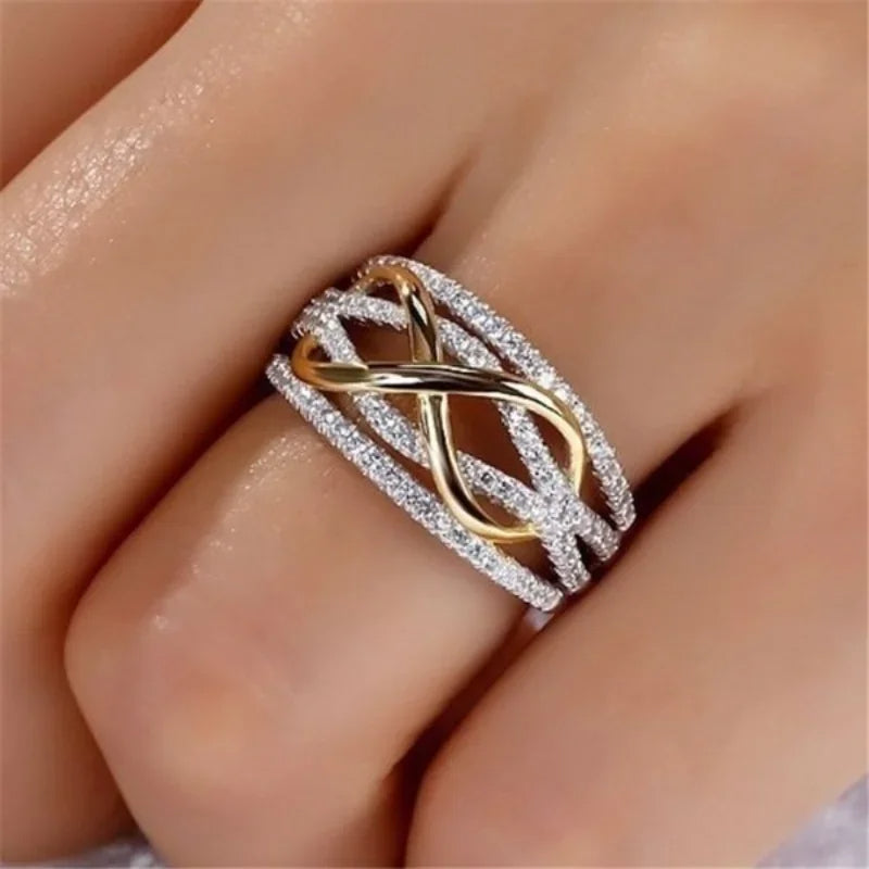 Bague brillante avec symbole de l'amour infini