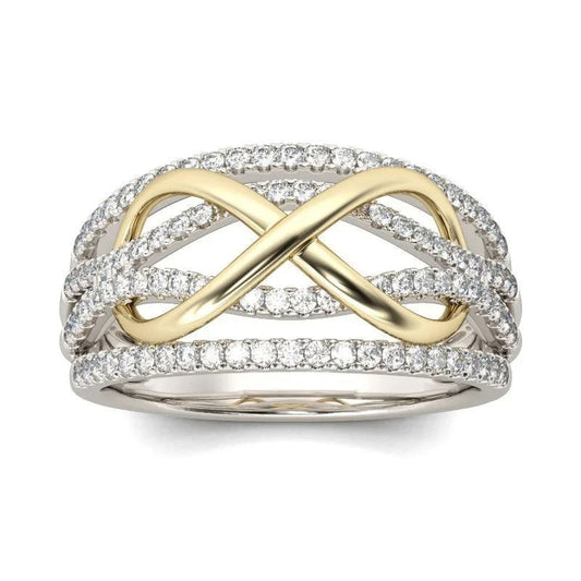 Bague brillante avec symbole de l'amour infini sur fond blanc