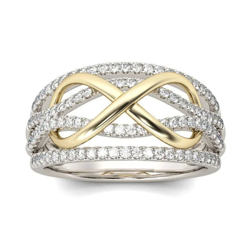 Bague brillante avec symbole de l'amour infini sur fond blanc