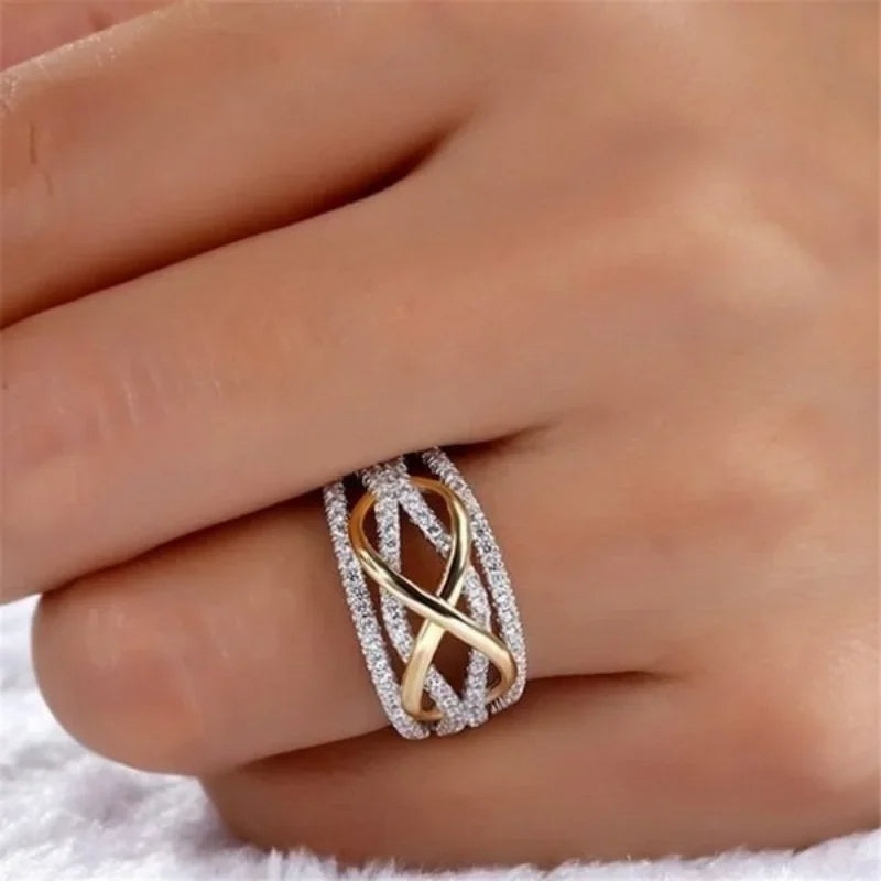 Bague brillante avec symbole de l'amour infini