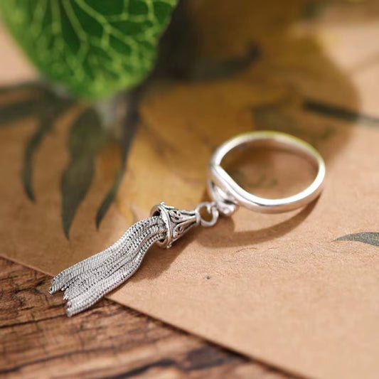 Bague Femme - Argentée et Originale sur fond beige