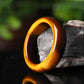 Bague Pierre Naturelle - Oeil de Tigre contre une pierre