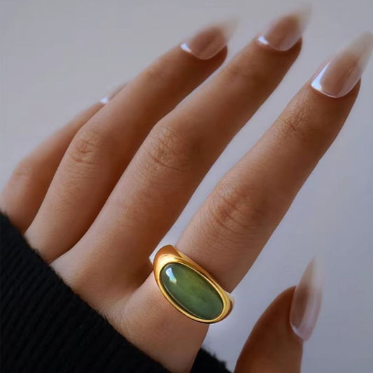 Bague en Pierre Naturelle - Opale sur la main d'une femme