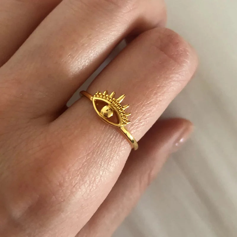 Bague protection mauvais oeil en acier inoxydable sur le doigt d'une personne