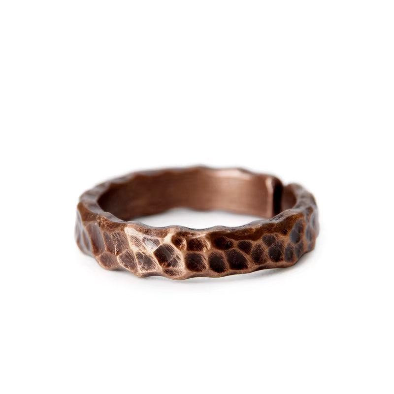 Bague Tibétaine - Martelée en Cuivre sur fond blanc