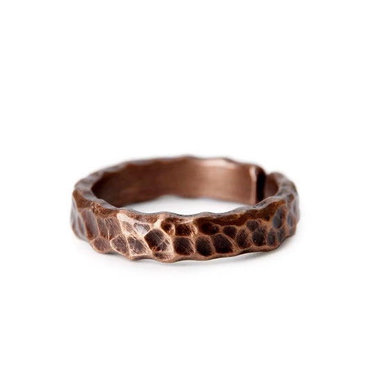 Bague Tibétaine - Martelée en Cuivre sur fond blanc