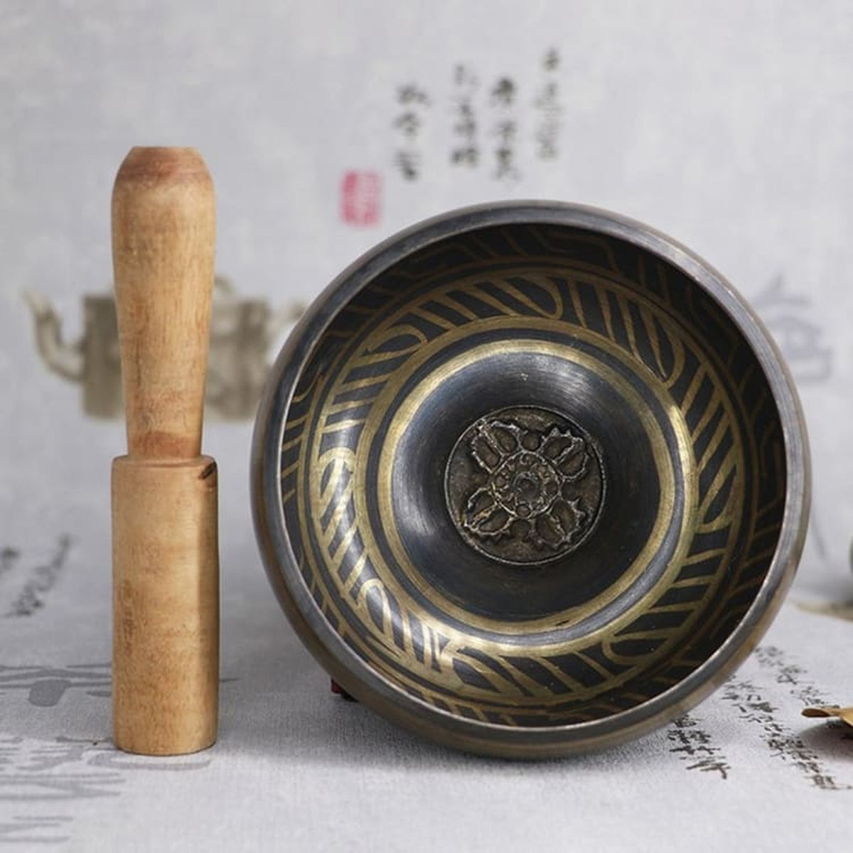 Vue intérieure du bol chantant à médaillon avec maillet en bois