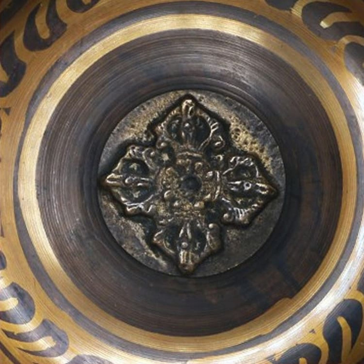 Détail intérieur d’un médaillon floral dans le bol chantant