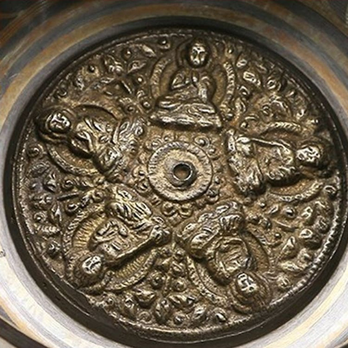 Détail intérieur d’un médaillon en relief dans un bol chantant