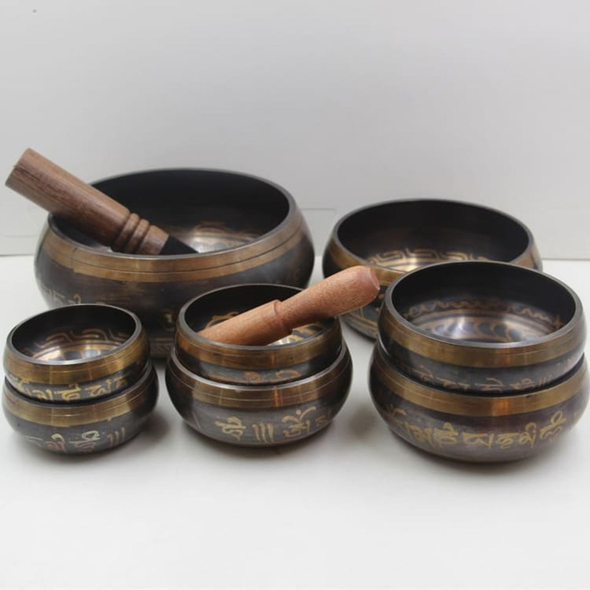 Groupe de bols chantants de plusieurs tailles avec maillets
