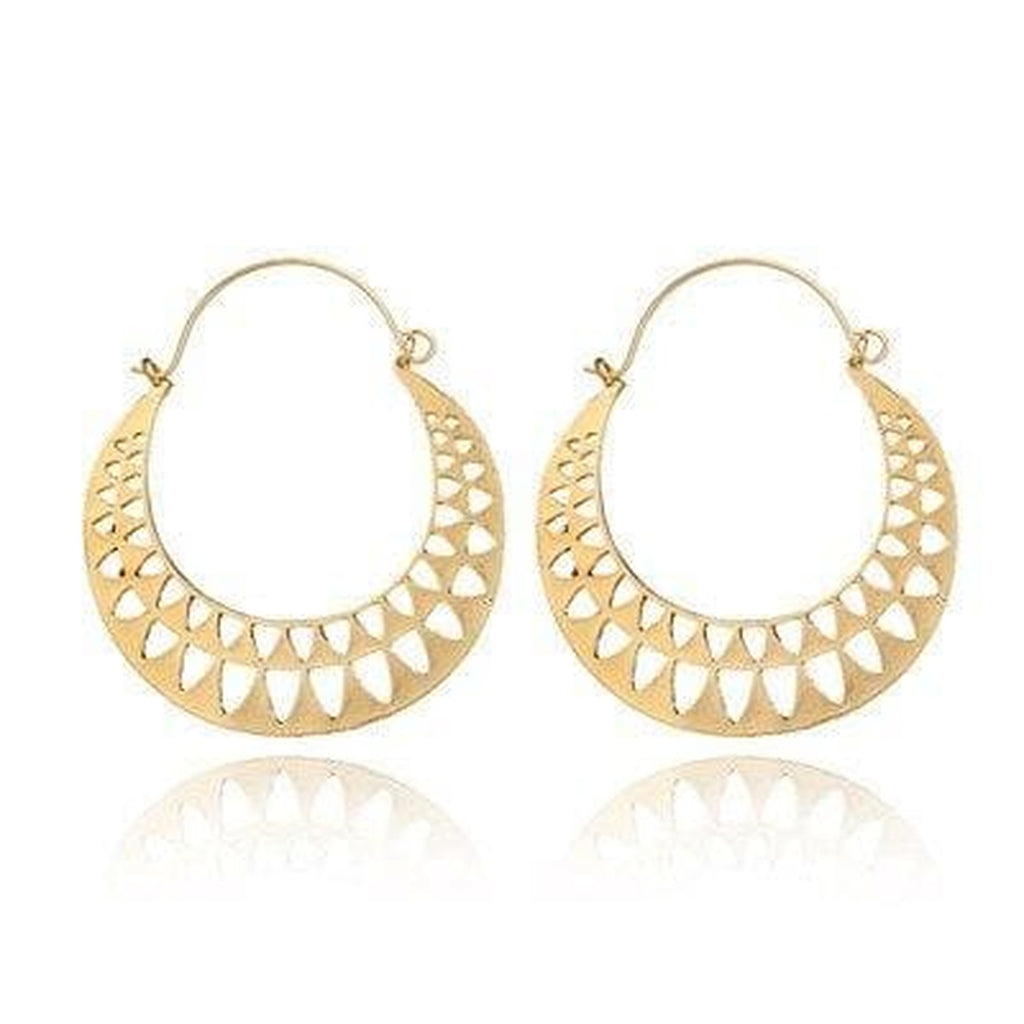 Paire de boucles d'oreilles égyptiennes dorées et ajourées sur fond blanc