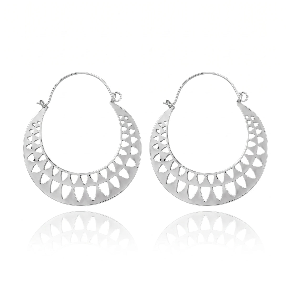 Boucles d'oreilles égyptiennes soleil argenté, acier inoxydable, fond blanc